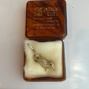 Road runner bird brooch fashion pin emerald eye gold tone